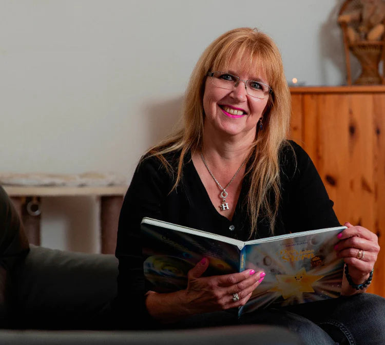 Heidi Sutter mit ihrem Buch "Der kleine Stern" - Heidi lächelt in die Kamera